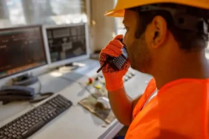 Coordinador de seguridad y salud supervisando obra desde puesto de control